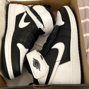 Nike air Jordan 1hjflyease High-Top Black and White Sneakers
